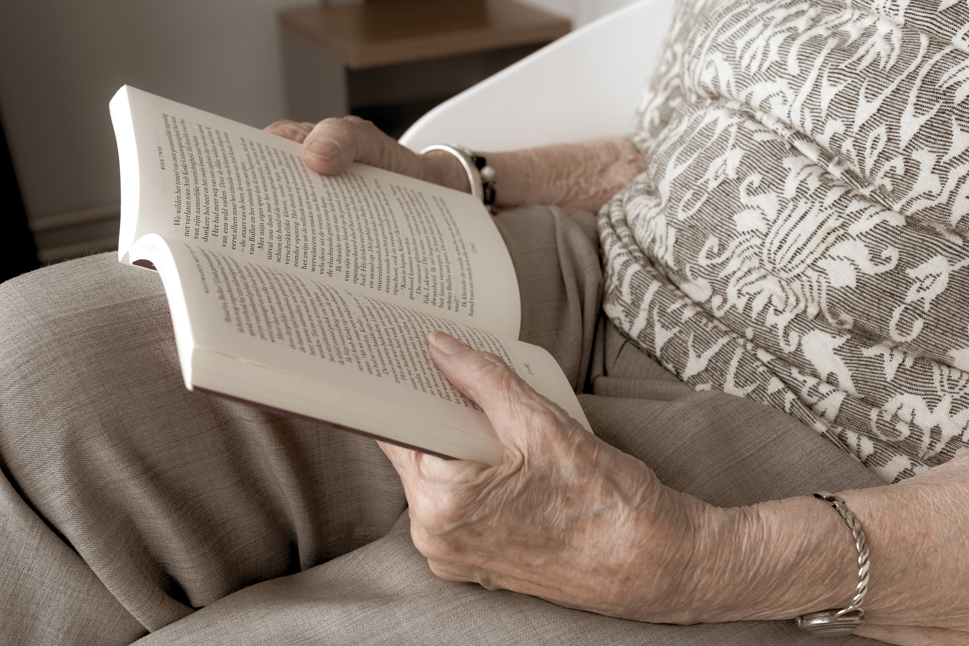 Пенсионерка читать. Чтение пожилых людей. Пенсионеры читают. Пенсионеры с книгами. Чтение для пожилых.